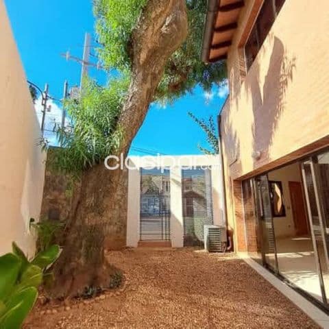 Bº villa aurelia, prox. Col. Del sol: Impecable residencia, 3 suites, escritorio, galería