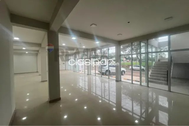 Limpio, Centro - Salones Comerciales con Oficina Ejecutiva para ventas y depósito, foto 5