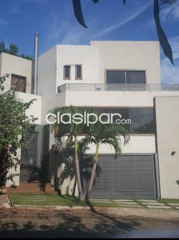 Hermosa e imponente residencia en barrio ykua sati, zona colegio goethe