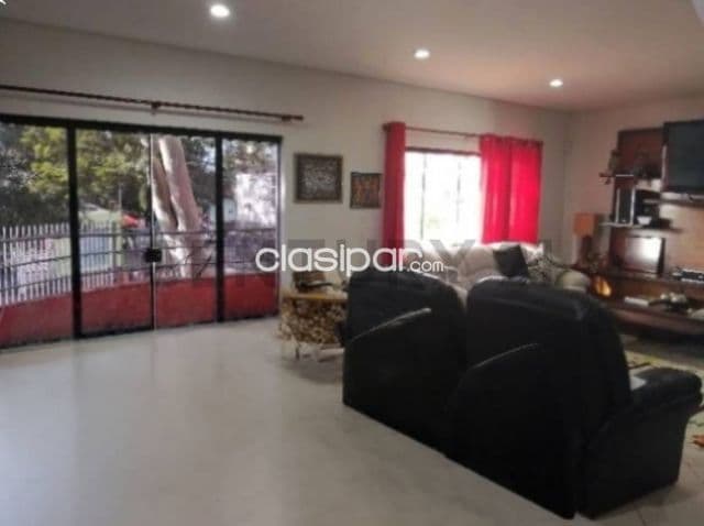 casa de 3 niveles en esquina-Barrio Republicano Asuncion