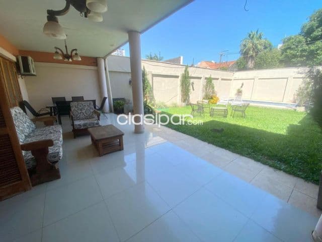 Casa en esquina en el exclusivo barrio Las Lomas