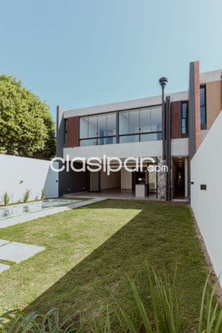 Amplia casa moderna en barrio mburucuyá