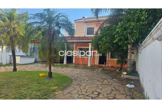 Amplia casa en el barrio nazareth