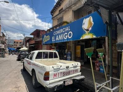 En Venta! Local comercial de 2 plantas, en zona Mercado 4