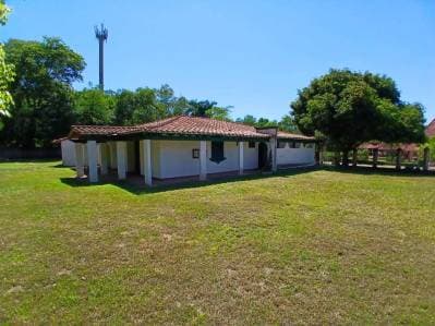 Vendo casa colonial con amplio patio en country club San Bernardino