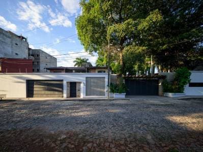 Exclusiva Residencia: Amplitud y Confort en Barrio Mariscal Estigarribia