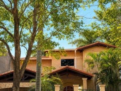 Espectacular Residencia zona del Yacht y Golf Club Paraguayo por USD 300.000