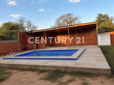 En venta propiedad hermosa vivienda con piscina y patio cerrado