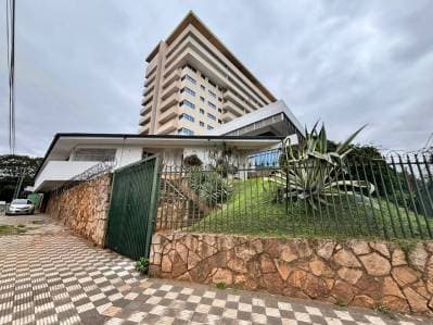 Casa Comercial en Alquiler sobre Av. Mariscal López
