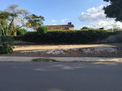 Alquilo terreno en esquina con fines comerciales