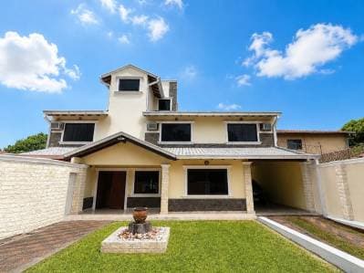 Vendo amplia casa en Fernando de la Mora