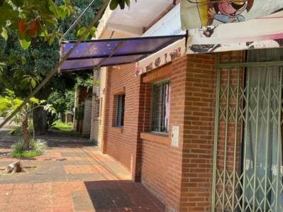Casa con salón en esquina