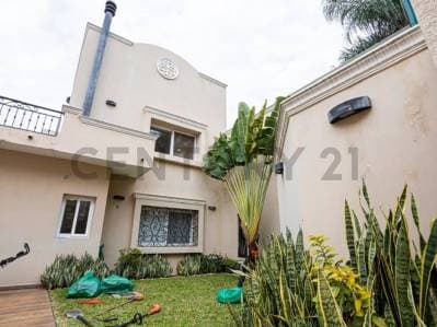 En venta residencia en Lambaré