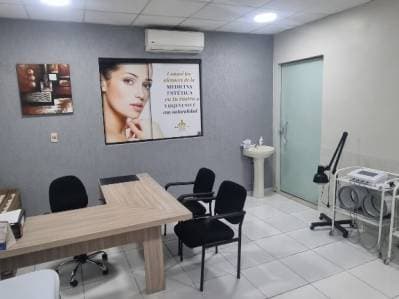 Alquilo consultorios para medicos en Luque. Barrio villa adela