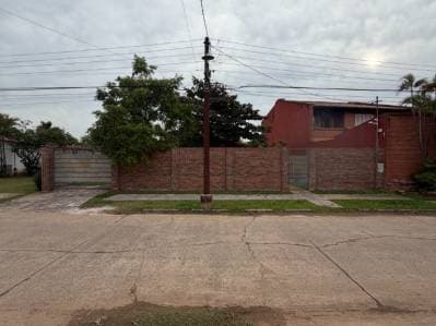 Alquilo casa de una planta con 3 dormitorios en Grupo Habitacional Aeropuerto