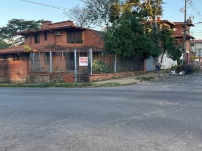 Terreno con casa a demoler en Venta