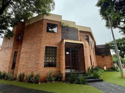 Casa en alquiler — 4 dormitorios en suite en barrio villa aurelia