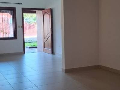 En alquiler casa en barrio mbocayaty
