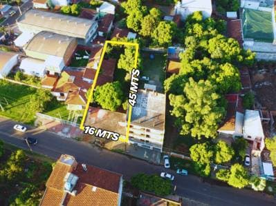 Venta de terreno con tres salones comerciales