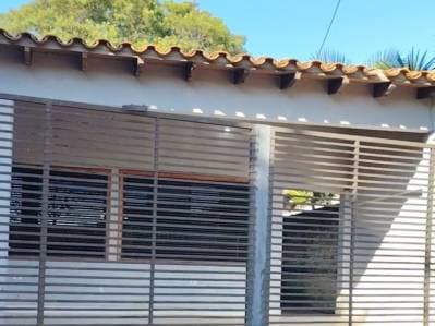 Amplia Casa ubicada en la ciudad de Ñemby,Caaguazu a 200mts de la Avda. Caaguzu