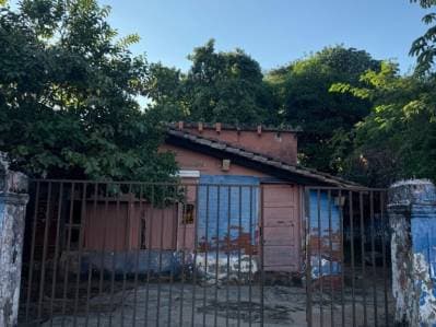 Vendo amplio terreno con edificación a demoler