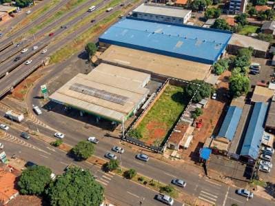 Alquilo terreno sobre importante avenida comercial en Ciudad del Este (Km 4)
