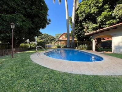 Venta amplia Residencia en barrio Mcal. Estigarribia 1500 m2