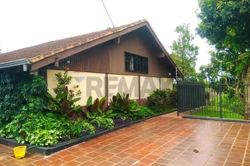 Hernandarias: Casa Espaciosa en Venta