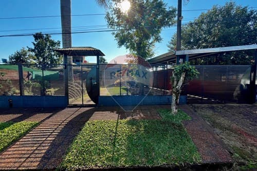 Amplia Casa Moderna en Itapúa