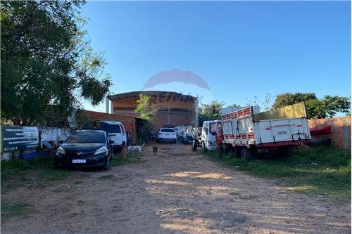 Deposito con salida de calle a calle