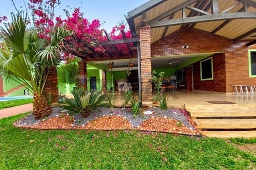 Vendo amaplia casa quinta en aregua. Pindolo