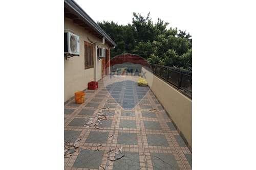 Venta de hermosa casa con negocio