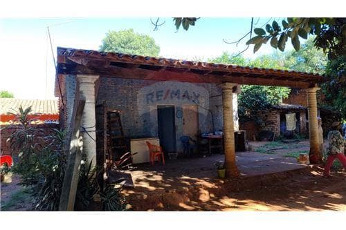 Terreno en esquina con construcion a remodelar
