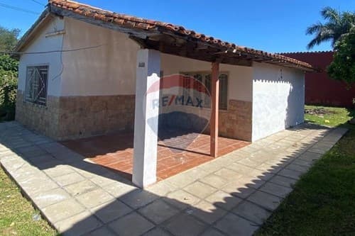 Terreno en venta con dos chalets en Limpio