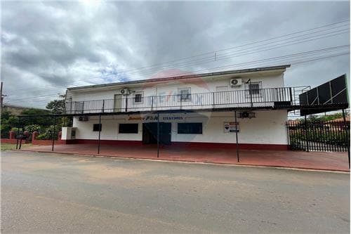 Amplia propiedad comercial en venta