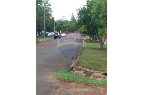 Terreno en esquina, céntrico en San Cosme y Damián