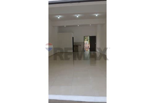 Hermoso salón comercial sobre ruta Thomson Ypané