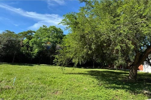 "Inversión Ideal: Terreno de 360m² en Ypacaraí"