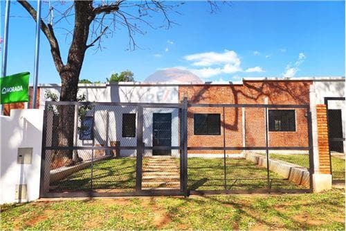 Casa tipo duplex moderna y amoblada en aregua