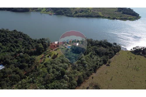 Granja con muelle sobre el rio acaray