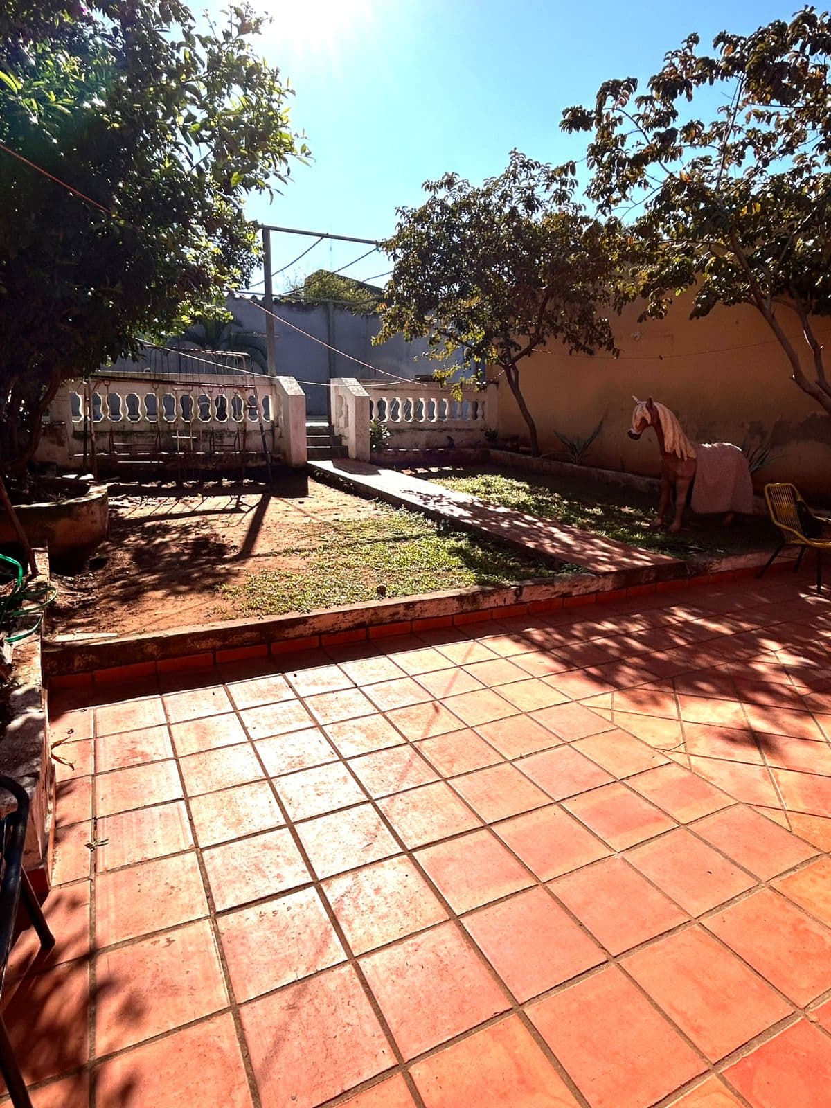 A Cuadras Del Colegio Cristo Rey - Venta De Casa Con Pileta
