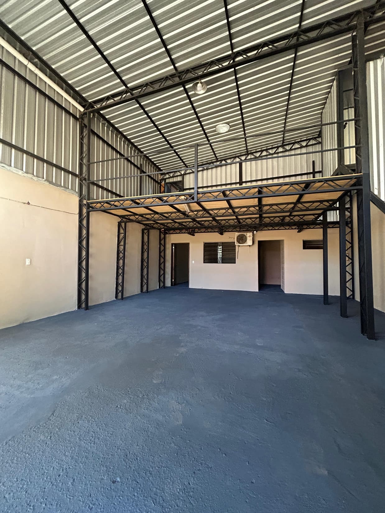 Alquilo salon comercial con amplio deposito adyacente en Luque 4to barrio
