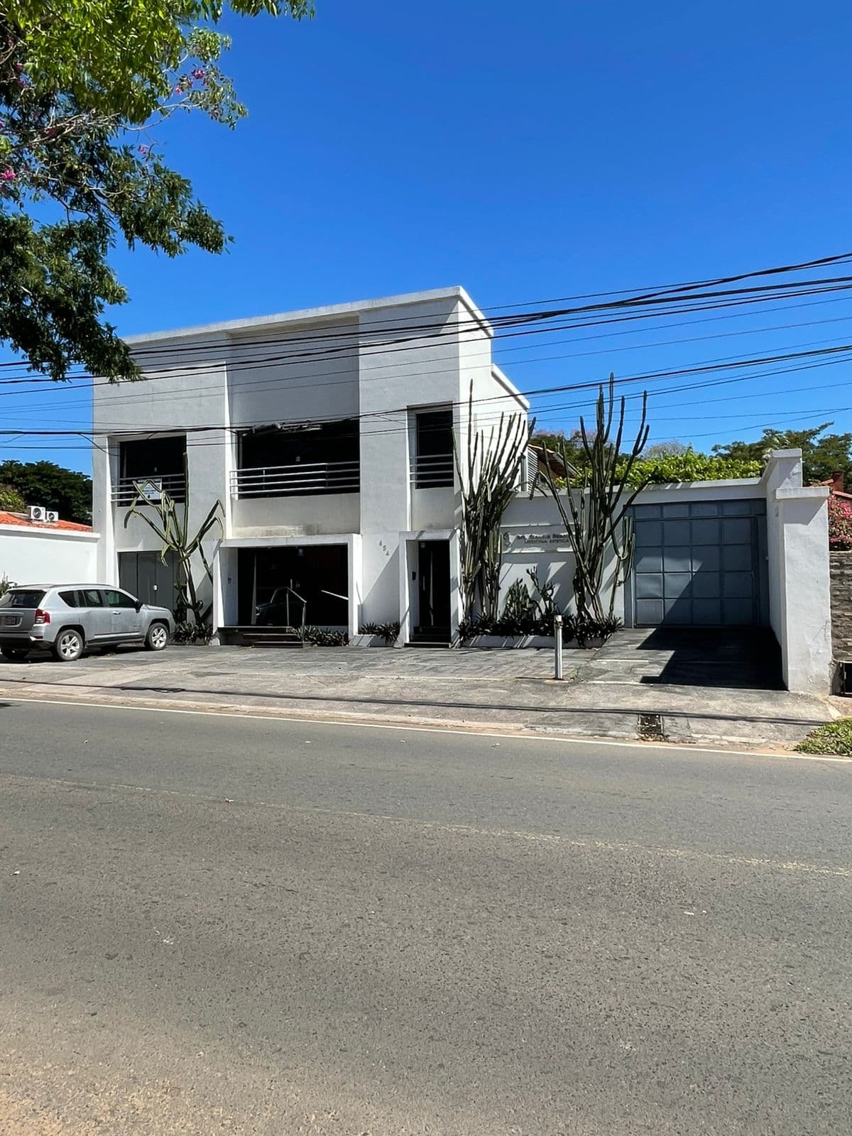 Alquilo casa para oficina o consultorios en Bo. Mcal. Estigarribia Asunción