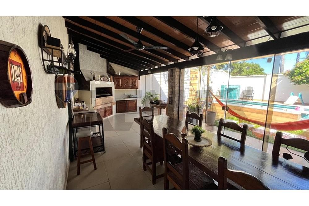 Vendo amplia casa en lambare