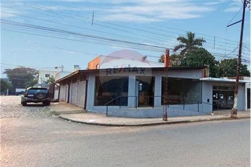 Alquilo salon en esquina para todo tipo de emprendimiento