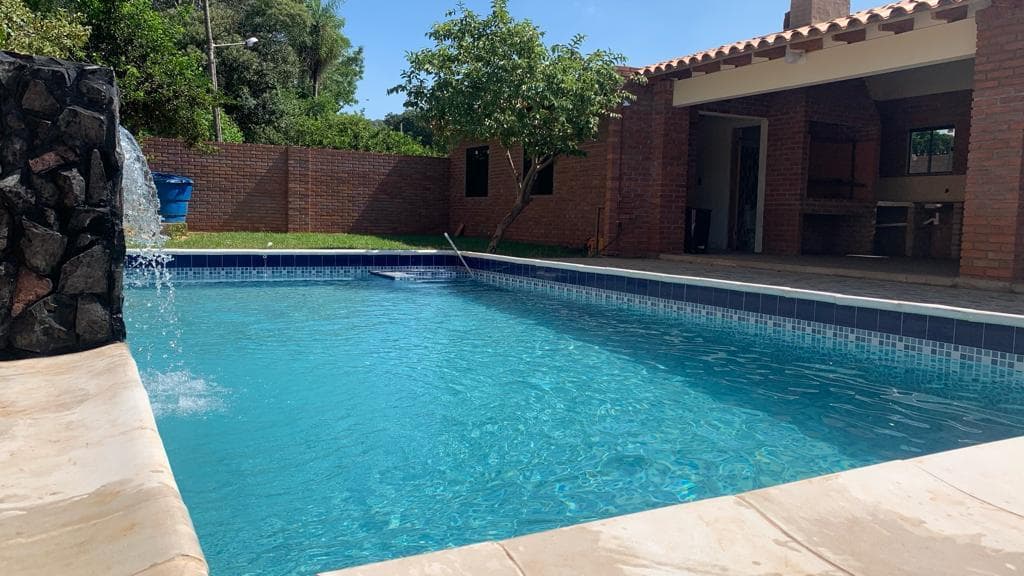 "Casa de Campo Moderna: Tu Refugio en Yaguarón"