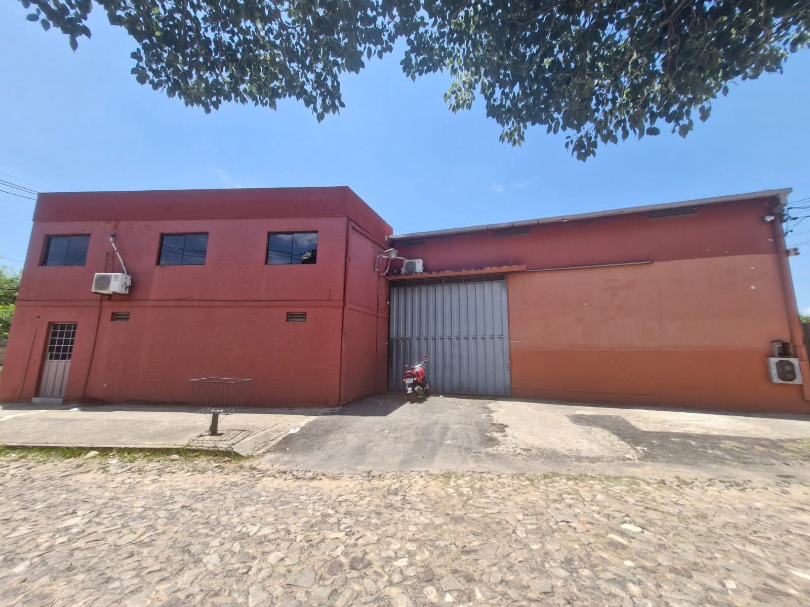 Alquilo depósito industrial en loma pytã – zona shopping el portal