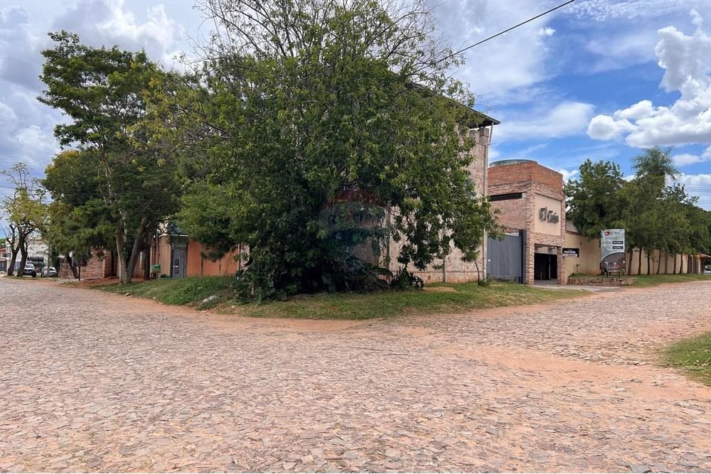 Casa en esquina de 3 pisos en Mariano R.A