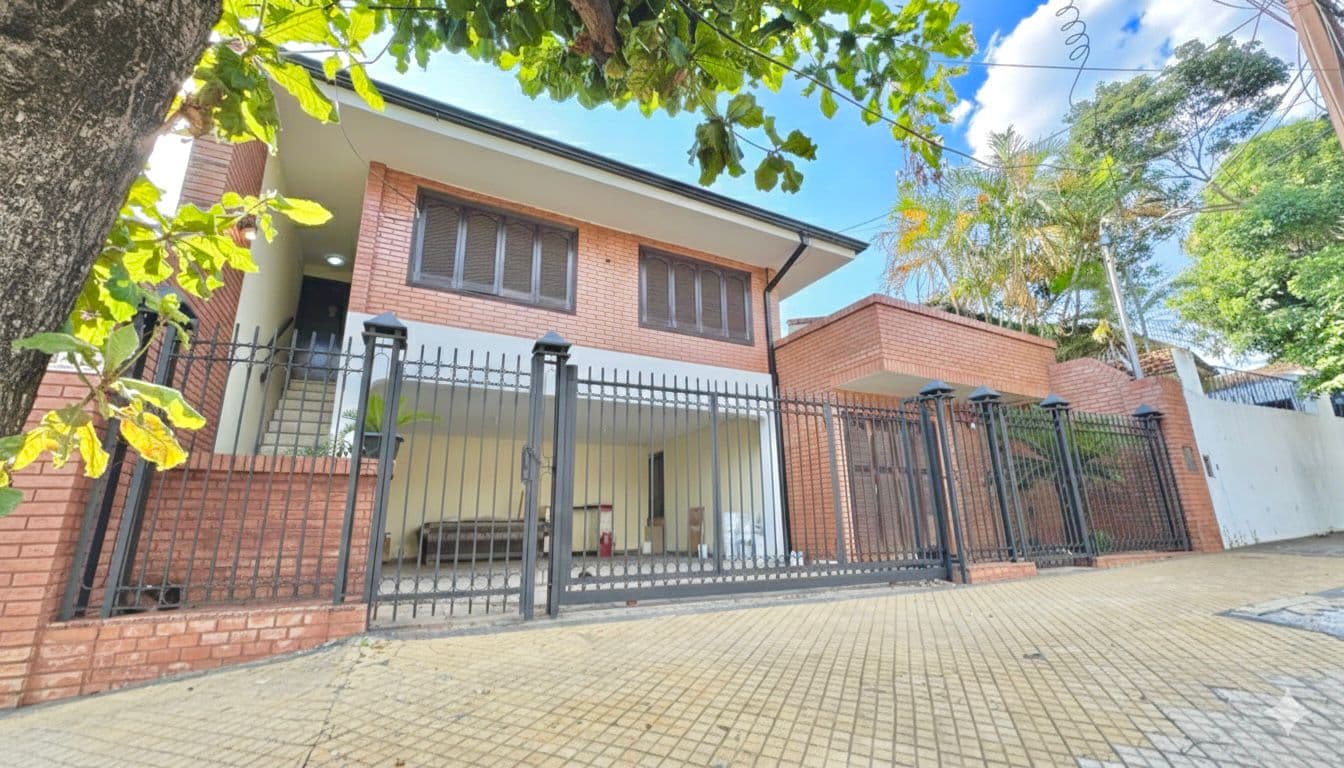En venta amplia casa en Vista Alegre - Asunción