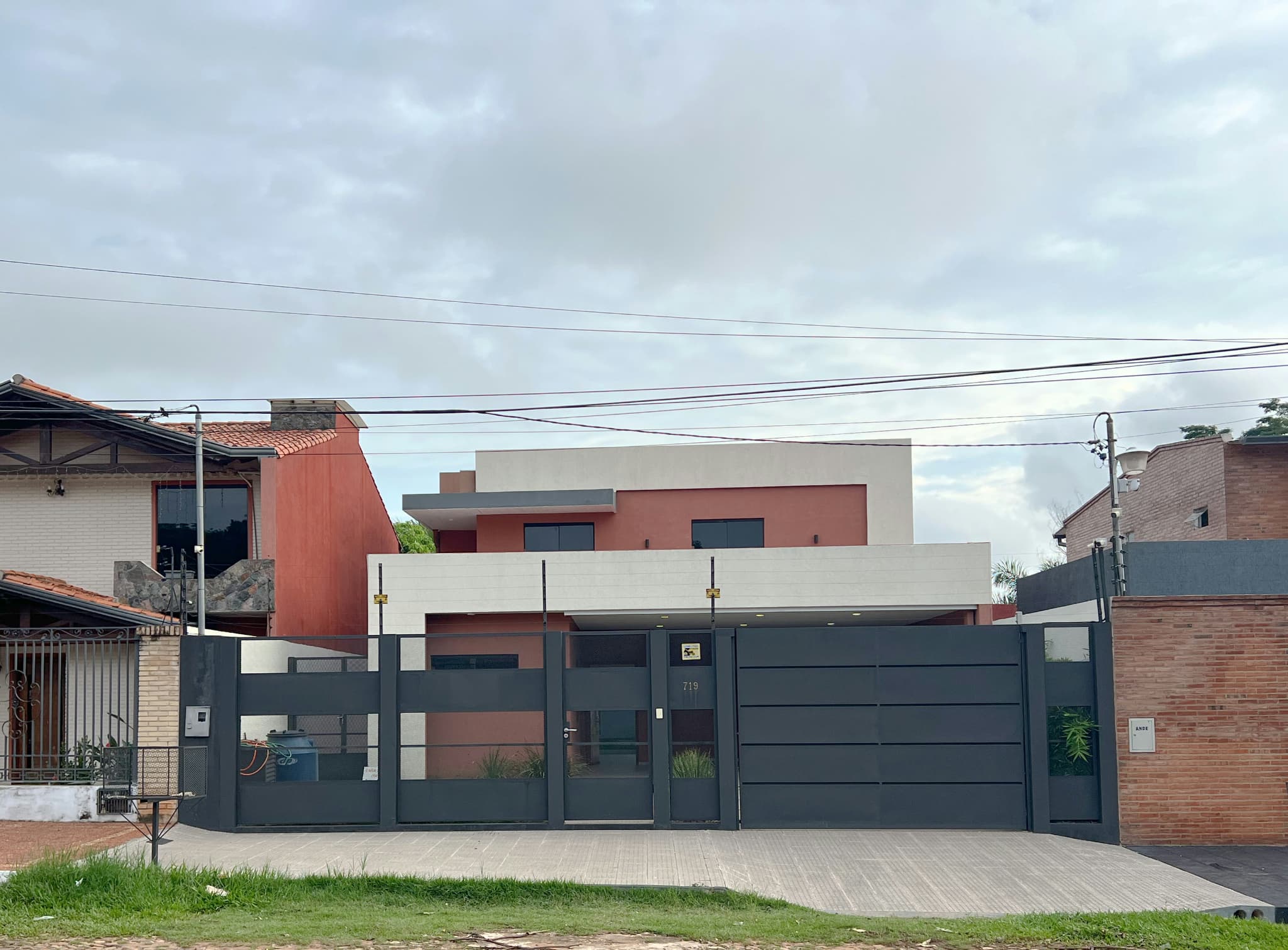 Hermosa Casa en Fernando de la Mora / 368m2 de terreno